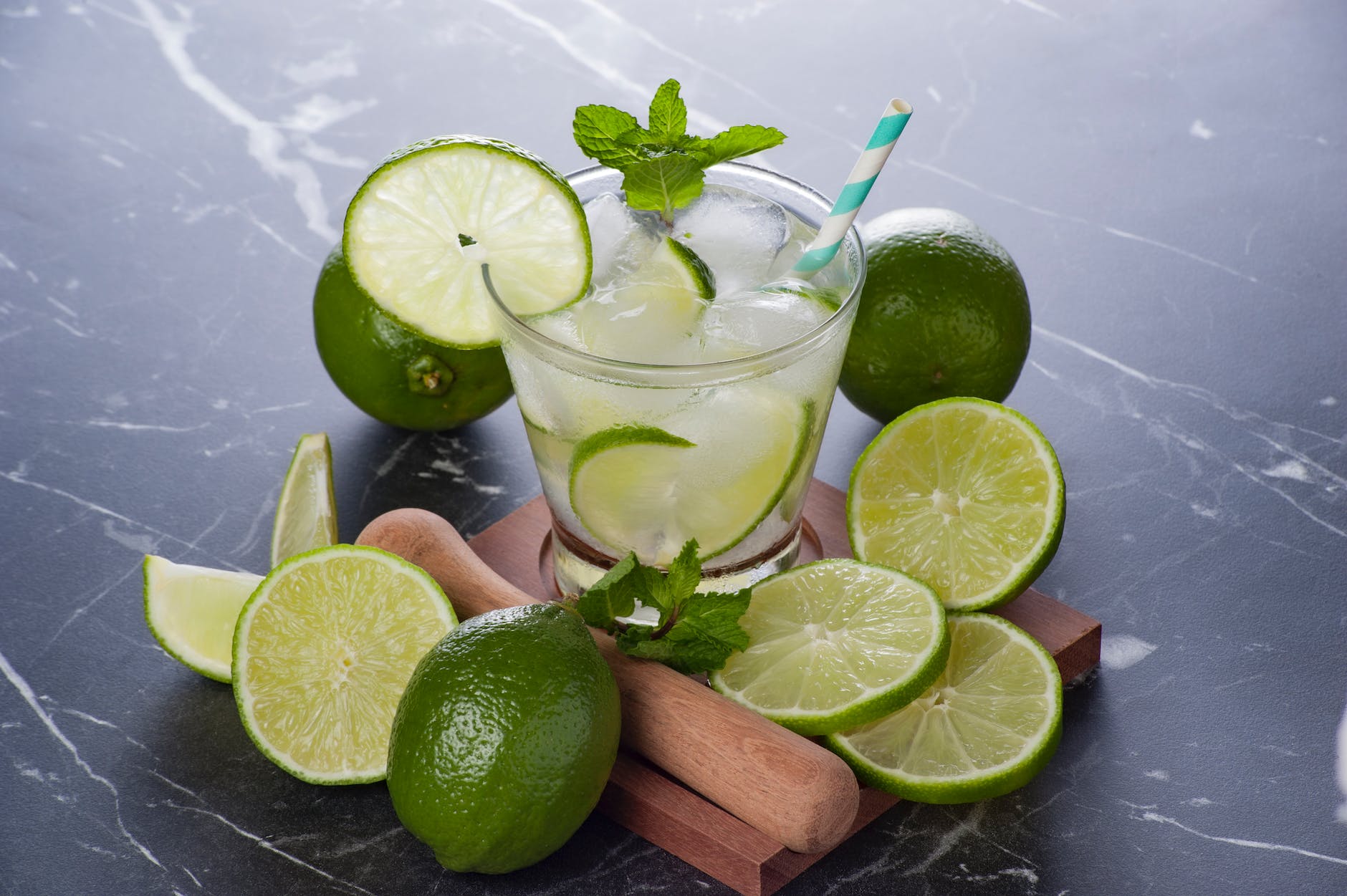 photo of a caipirinha drink and limes